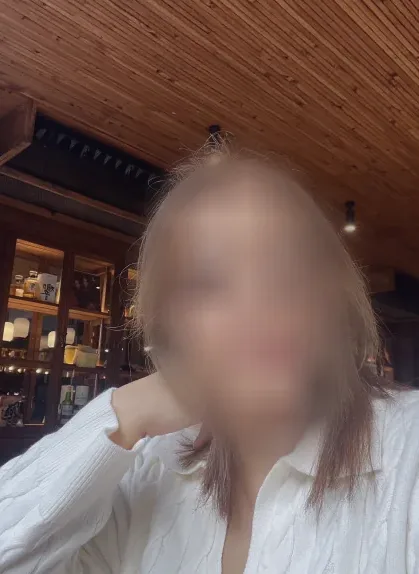 Ester, 40